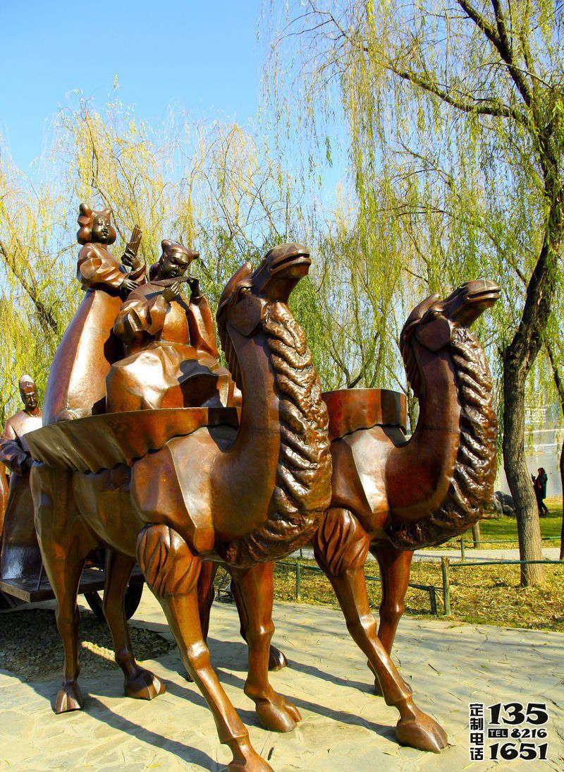 公園景區擺放的兩只馱著小孩的玻璃鋼仿銅創意駱駝雕塑