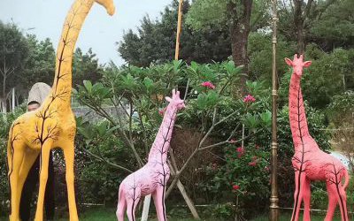 動(dòng)物園擺放的玻璃鋼彩繪仿真動(dòng)物長(zhǎng)頸鹿雕塑