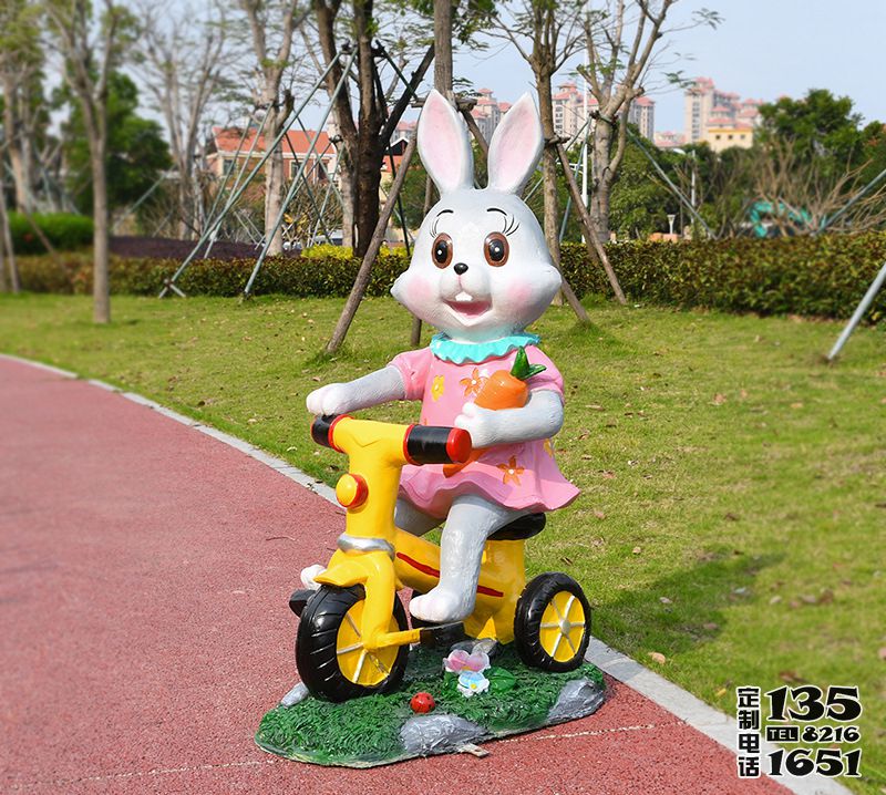 公園幼兒園玻璃鋼彩繪卡通騎車的兔子雕塑 公園幼兒園玻璃鋼彩繪卡通騎車的兔子雕塑