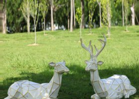玻璃鋼幾何公園景區(qū)兩只臥著的梅花鹿雕塑
