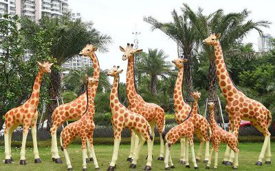公園草坪玻璃鋼彩繪仿真動(dòng)物園林景觀長(zhǎng)頸鹿雕塑