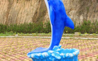 海洋館擺放卡通藍色海豚擺件戶外玻璃鋼雕塑
