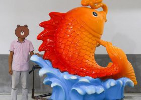 戶外景區(qū)玻璃鋼沖浪鯉魚招財(cái)景觀雕塑